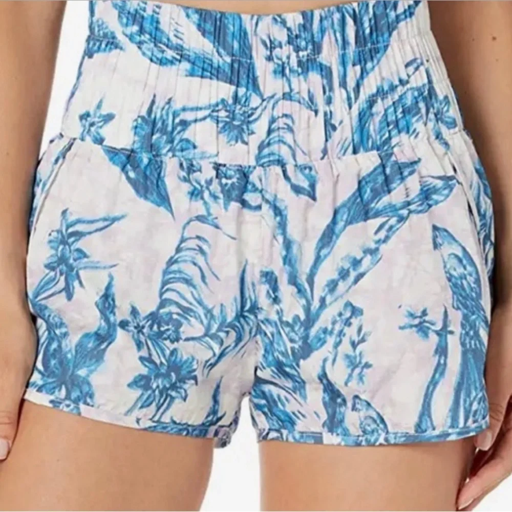 💫 FP MOVEMENT by FREE PEOPLE ‘The Way Home’ Printed Shorts - XS in White/Blue